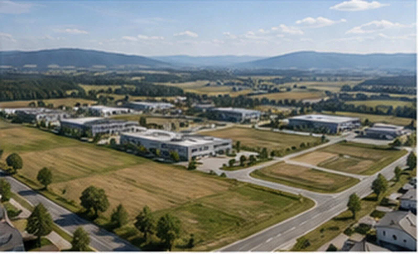 Moderner mitteleuropäischer Gewerbepark mit Produktionshallen, Straßen und Erweiterungsflächen